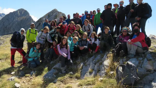 El grupo participante posa en El Forato, de 2.150 metros.