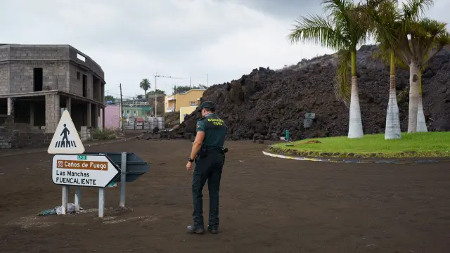 La colada de lava irrumpió ayer en el municipio de Todoque derribando todo lo que encontraba a su paso.