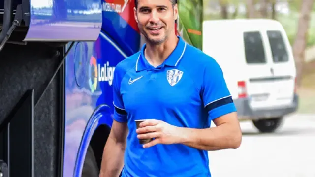 Andrés sonríe momentos antes de subir al bus para viajar a San Sebastián.