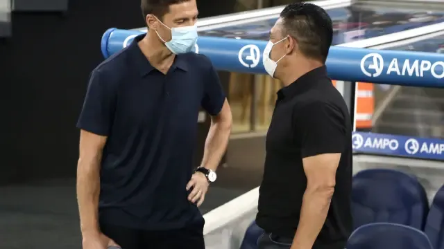 Xabi Alonso y Nacho Ambriz hablan antes del partido.