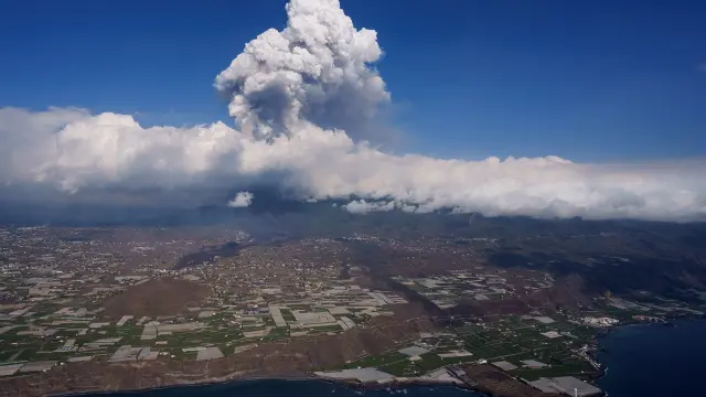 La gran nube de humo se eleva a una gran altura sobre el volcán de La Palma.