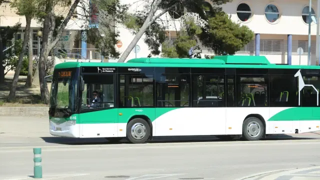 Línea de autobús urbano circulando en la capital oscense.