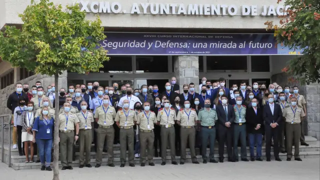 Foto de familia de los asistentes al Curso Internacional de Defensa de Jaca, durante este miércoles.