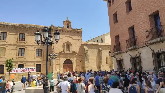 Imagen de la concentración en contra del derribo del Seminario de Huesca