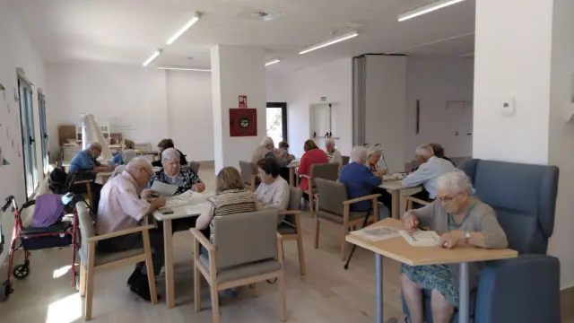 Los talleres grupales ayudan a la socialización y al desarrollo de las personas mayores.