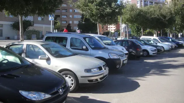 Foto de archivo de vehículos en Huesca ciudad.