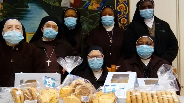 Las hermanas Capuchinas posan junto a los postres de su propia elaboración.