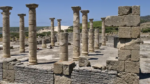 El conjunto arqueológico de Baelo Claudia, en Tarifa (Cádiz), será el escenario del rodaje de la serie ‘The Crown’.