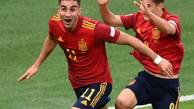 Ferran celebra con Gavi el segundo gol de España ante Italia.