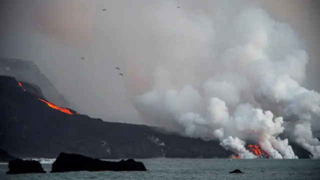 La lava sigue llegando al mar y avanzando terreno.