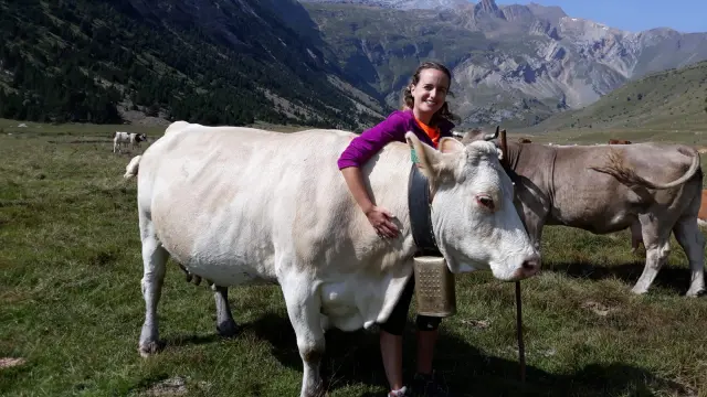 La ganadera de Viu de Linás Lorena Palacio, con una de sus vacas en el valle de Otal, en Bujaruelo.