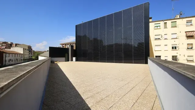 Placas de vidrio solar fotovoltaico instaladas en la sede social de Gas Barbastro.