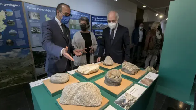 Felipe Faci, Marisancho Menjón y José Luis Rodrigo, visitan la exposición sobre Geoparques Mundiales.