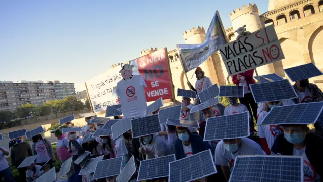 Los manifestantes llegados del Pirineo con sus particulares placas solares, en el parque de La Aljafería.