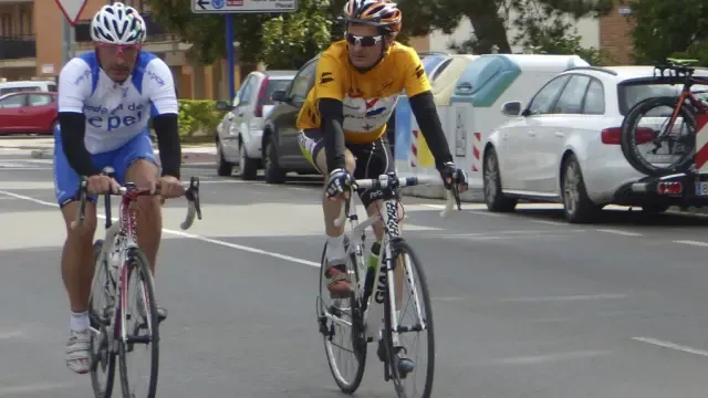 Dos deportistas circulan por las calles de Sabiñánigo, localidad con tradición ciclista.