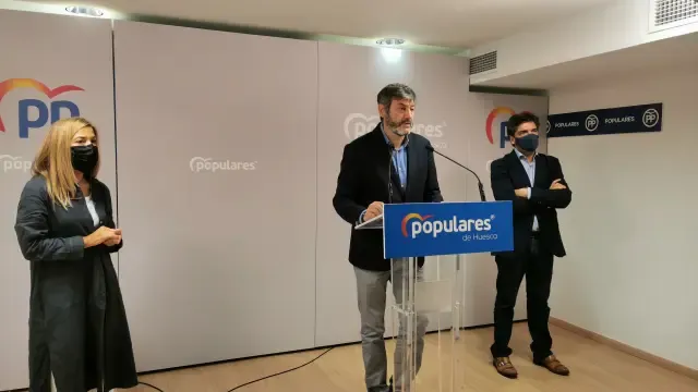 Ana Alós, Gerardo Oliván y Mario Garcés, en rueda de prensa.