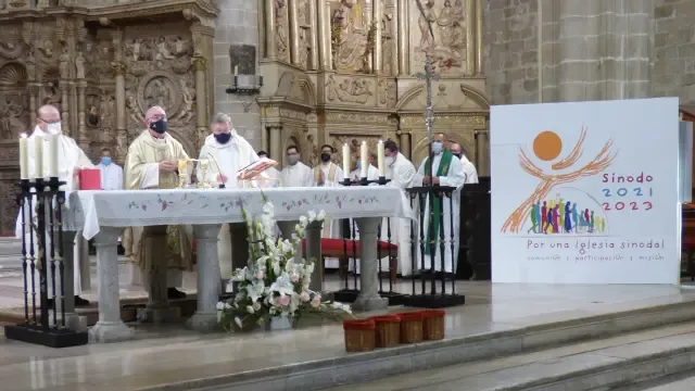 El obispo Ángel Pérez presidió la eucaristía en la Catedral de Barbastro.