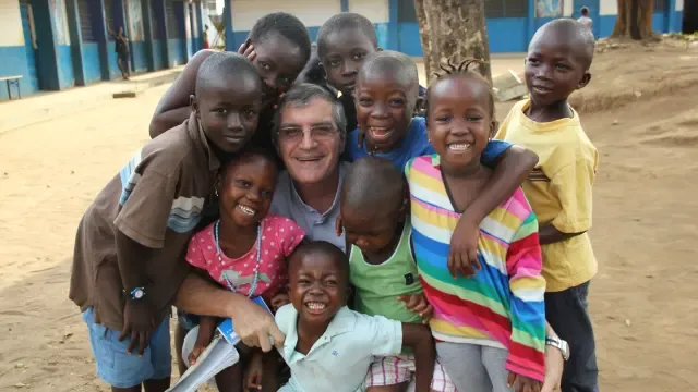 El misionero salesiano Jorge Crisafulli con un grupo de niños en Sierra Leona.