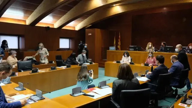 Las portavoces de Stepa, Olga Pérez y María Pilar Ramírez, en su intervención ayer en Las Cortes de Aragón.