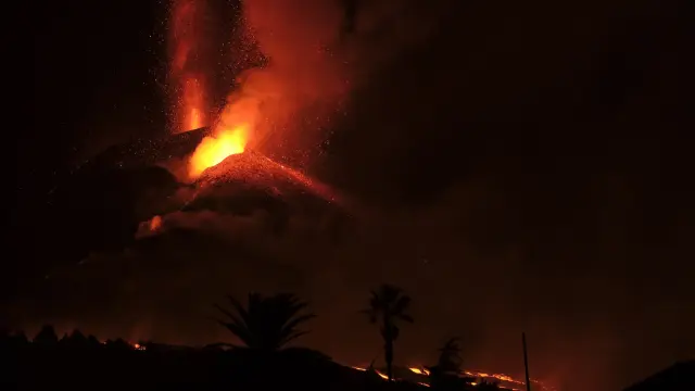 El volcán de La Palma la noche de este jueves.