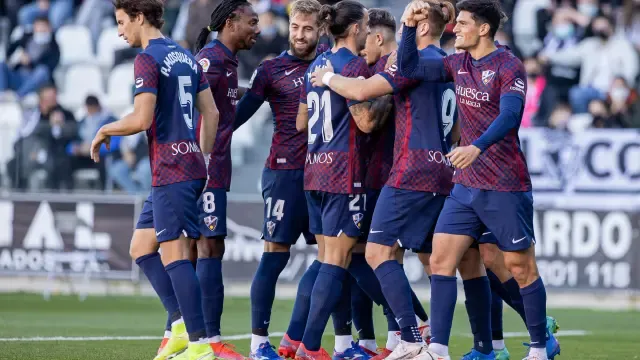 El Huesca celebra el gol que ha marcado Cristian Salvador.