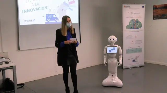 Esther Borao, directora de Itainnova, junto al robot 'Innovación' durante la jornada.
