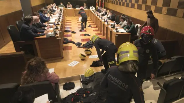 Reciente protesta de los bomberos en el pleno del Ayuntamiento de Huesca