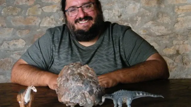 Miguel Moreno-Azanza posa con el primer huevo de dinosaurio recuperado en Loarre.