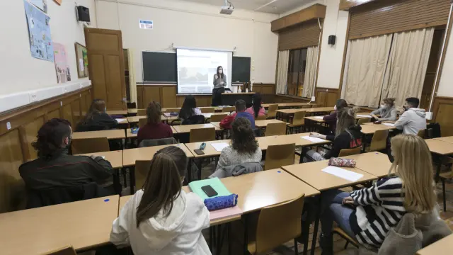 Clase presencial en un aula de Magisterio en el Campus de Huesca.