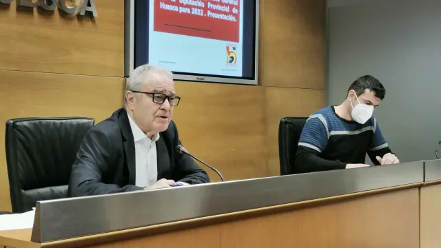 El presidente de la DPH, Miguel Gracia, durante a presentación de las cuentas.