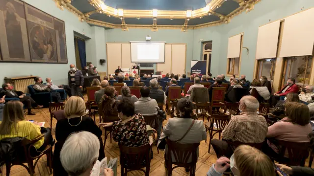 Presentación de la conferencia inaugural ayer en el Casino de Huesca.
