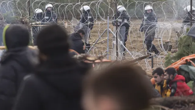 Cientos de personas siguen agolpadas en la frontera esperando cruzar a Polonia.