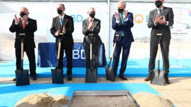 Lambán ha depositado la primera piedra de la nueva planta del gigante farmacéutico en Zaragoza