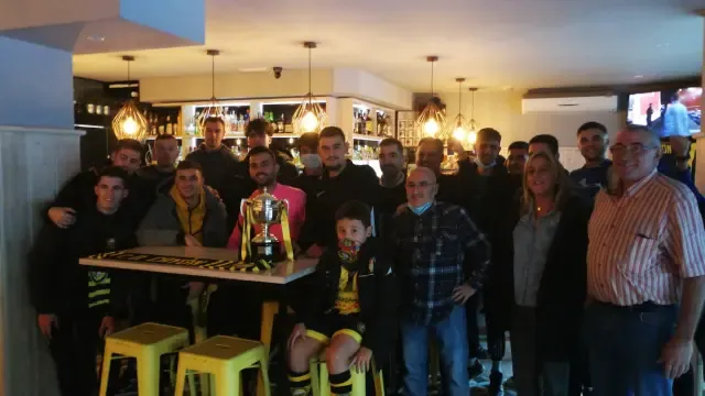 Los jugadores del Cayón, esperando el sorteo con la Copa de campeones de la temporada pasada.