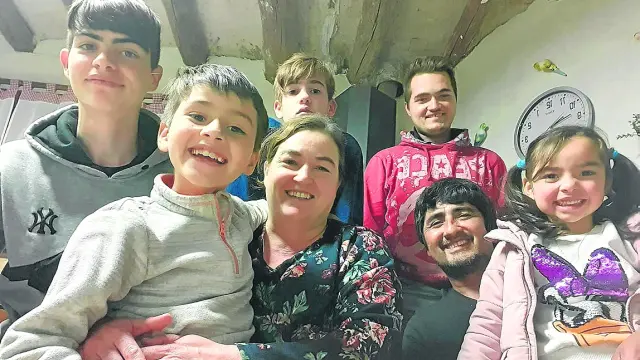 Rita Teixeira, con su marido y cinco de sus seis hijos, en Argavieso, donde se sienten felices.