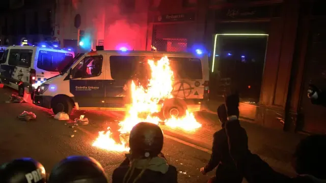 Quema de un furgón policial en Barcelona en febrero