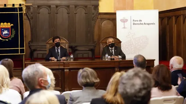 Luis Felipe y Javier Fernández abrieron la sesión, que reunió a lo más granado de la justicia aragonesa.