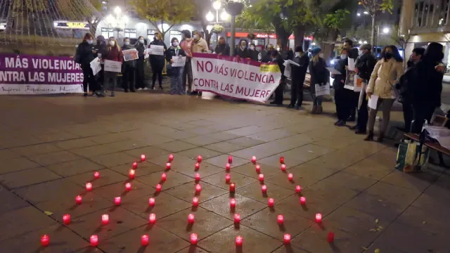 Concentración en la plaza de Navarra de Huesca por el 25N.