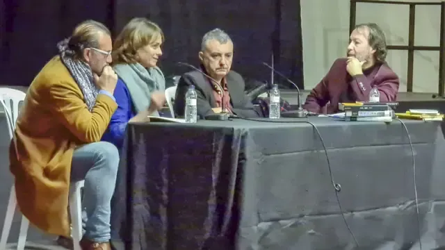 El profesor Agustín Faro, los escritores Sara Mesa y Manuel Vilas y el periodista José Luis Pano, el jueves.
