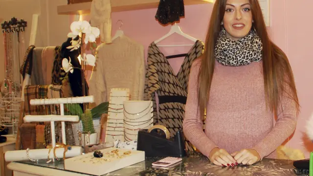 Paula Casaus se trasladó a vivir desde la ciudad a Poleñino y abrió una tienda en Sariñena.