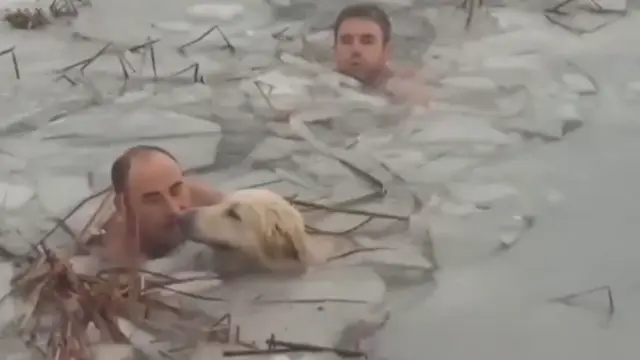 Imagen de los Guardias civiles durante el rescate de un perro en un lago helado en Badaguás.