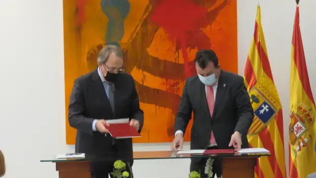 Carlos Pérez Anadón y Luis Zubieta firmaron este viernes el convenio de colaboración.