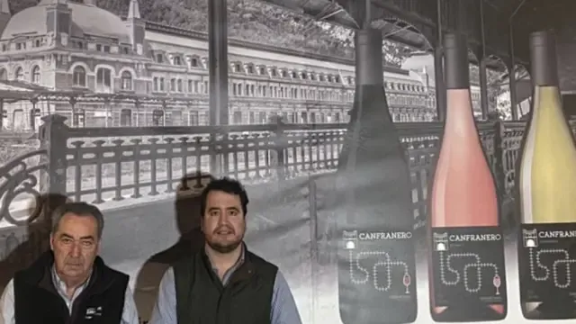 Javier Valdovinos Vispe, junto a su hijo Javier, en su bodega, con la referencia de los vinos Canfranero.