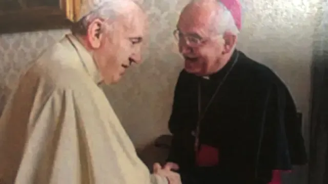 El papa estrecha su mano al obispo de Barbastro-Monzón.