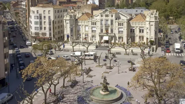 En el libro, la plaza de Navarra tiene un lugar destacado.