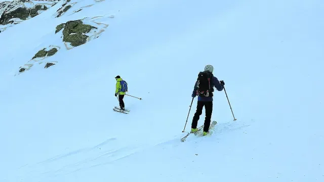 Dos usuarios realizan esquí de travesía este año por el valle de Benasque.