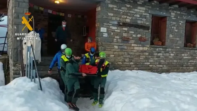 Imagen del rescate del montañero en las inmediaciones del Refugio de Linza