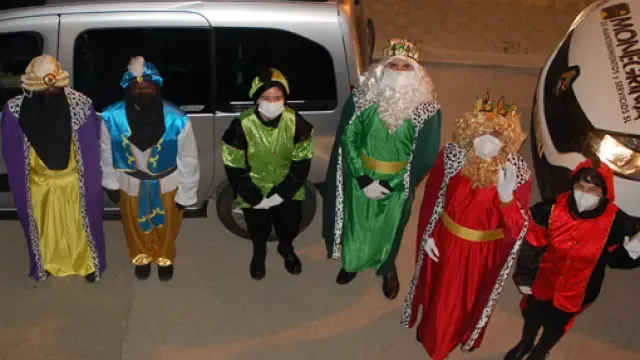 Los Reyes magos y sus pajes, dispuestos a repartir regalos esta Navidad en Sariñena.