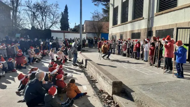 Animación en el Festival de Navidad, en el Colegio Joaquín Costa de Graus.]]]