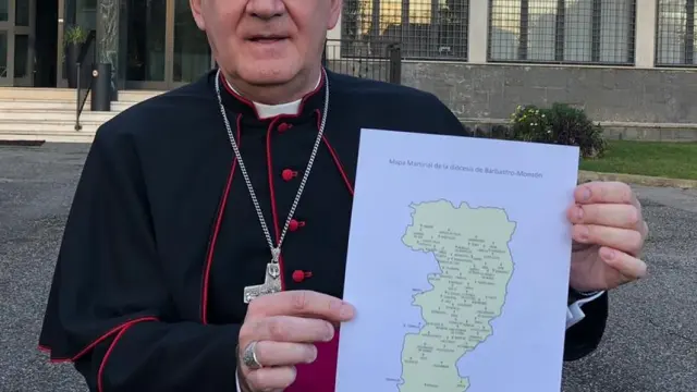 El obispo Ángel Pérez con el mapa martirial de la Diócesis de Barbastro-Monzón.
